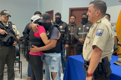 El hombre se emocionó al reencontrarse con su familia.