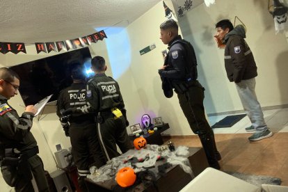 En el último evento, agentes policiales tomaron procedimiento para las investigaciones.