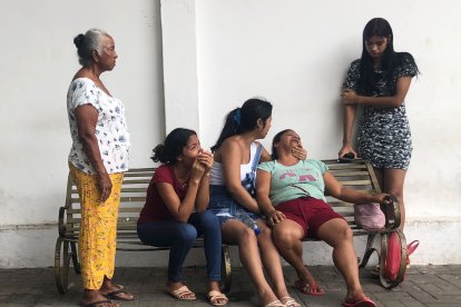 Familiares del fallecido tratan de darle consuelo a su madre.