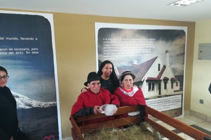 Baltazar Ushca en el Museo del Hielo, junto a turistas, cuando funcionaba la ruta del tren.