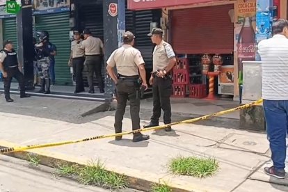 Los policías llegaron hasta la peluquería y la cerraron para realizar las primeras investigaciones.