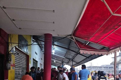 Ambos fallecidos esperaban un bus que los lleve a su lugar de trabajo.