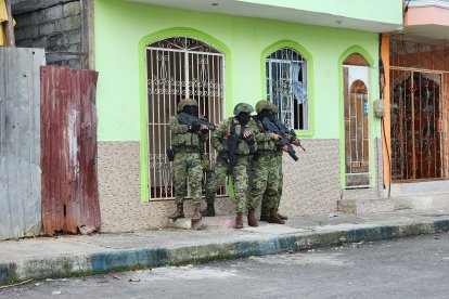 Policía y Fuerzas Armadas realizaron allanamientos en el sector El Coral.