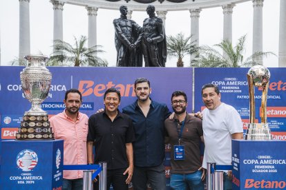 Los trofeos de las Copas Américas, Aquiles Álvarez y exjugadores Luis Chino Gómez y Carlos Morán.