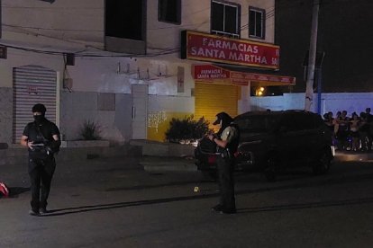 En el exterior de la licorera quedó inerte la primera víctima del ataque.