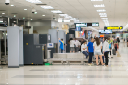 Referencial: se presumen que una tercera persona ayudaba a una pareja a salir de Ecuador, pese a prohibición.