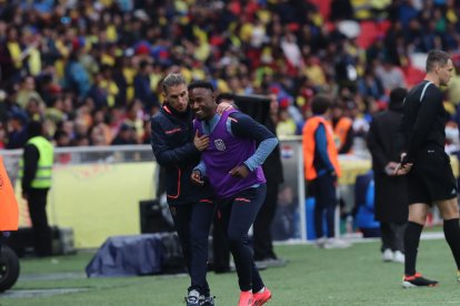 Sebastián Beccacece (i) da indicaciones a John Yeboah en el partido de Ecuador vs Paraguay