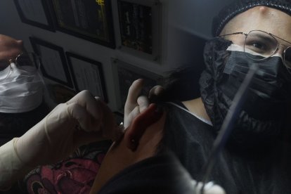 Andrés Gerrón cuenta con múltiples modificaciones corporales en el rostro, como cuernos e implantes microdermales en el pómulo y orejas.