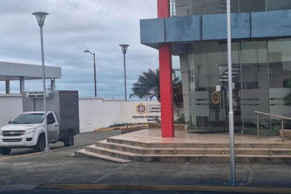 Los cuerpos fueron llevados hasta el Centro Forense de Manta.