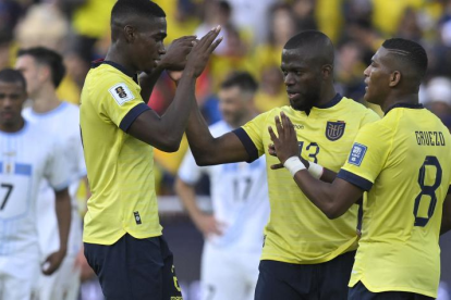 Ecuador venció 2-1 a Uruguay en el estadio Rodrigo Paz Delgado