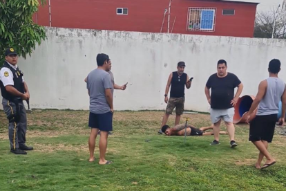 Los vecinos y la seguridad sometieron al delincuente.