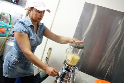 Kenny García regenta un restaurante, en el cual la luz es vital para su negocio.