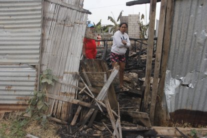 Los delincuentes prendieron fuego a tres casas, en Durán.