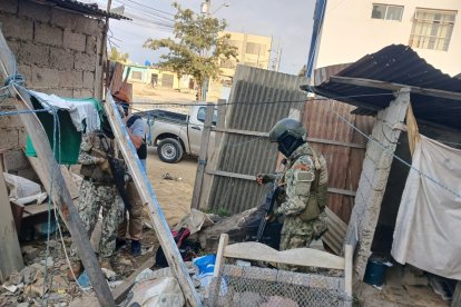 Personal del Bloque de Seguridad interviene en una vivienda para buscar explosivos.