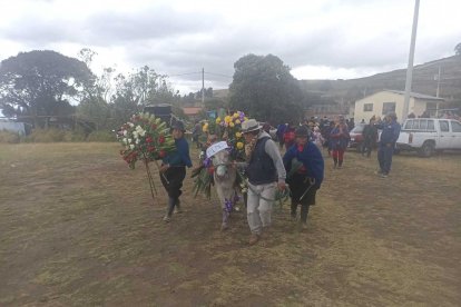 Los animalitos llevaron las ofrendas florales en el funeral.
