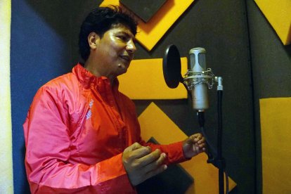 Míster Santana detalla que hubo una ocasión que una clienta le pidió que le devolviera el dinero porque se fue la luz.