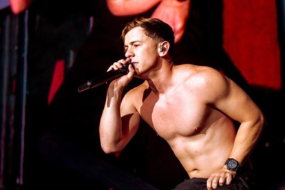 El cantante Guaynaa sorprendió a sus fans cantando salsa en un concierto.