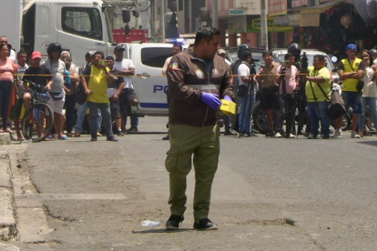 Agentes de la Policía en el lugar donde ocurrió uno de los hechos violentos.