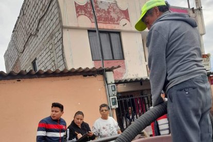 Los vecinos han tenido que contratar tanqueros privados.