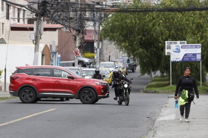 El conductor de una motocicleta logró evitar un accidente de tránsito al esquivar un vehículo que estaba atravesado en la vía.