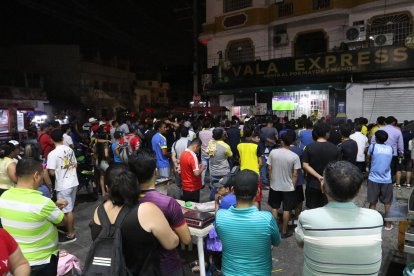 En la ciudadela Quisquís, los fanáticos cerraron avenidas para observar el partido en televisores instalados en la calle.