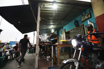 Una motocicleta y un inversor de voltaje ayudan a alumbrar un negocio en la Casuarina.