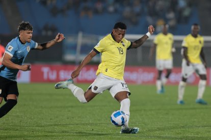 . MONTEVIDEO (URUGUAY), 15/10/2024.- Gonzalo Plata de Ecuador patea un balón este martes, en un partido de las eliminatorias sudamericanas para el Mundial 2026, en el estadio Centenario de Montevideo (Uruguay). EFE/ Gastón Britos