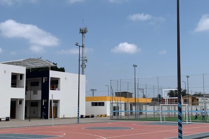 Jóvenes aprovecharon para 'pelotear' en una cancha sintética de la nueva institución.