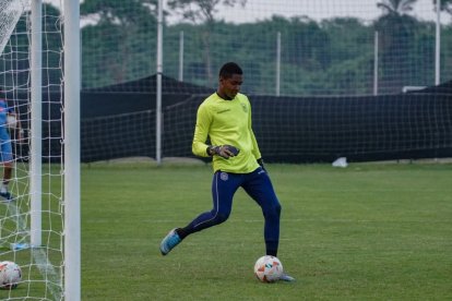 Miguel Peralta es hábil para atajar los remates de los rivales.