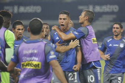 Luis Fernando León liderará la defensa de Emelec en el choque con Barcelona.