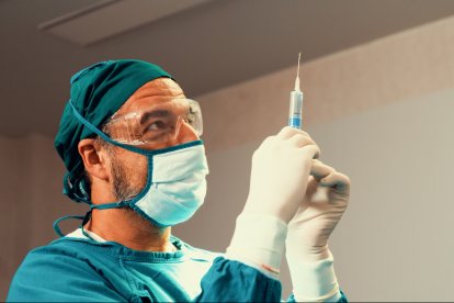 La anestesia es generalmente segura, pero conlleva riesgos. Los anestesiólogos evalúan la salud del paciente antes del procedimiento.