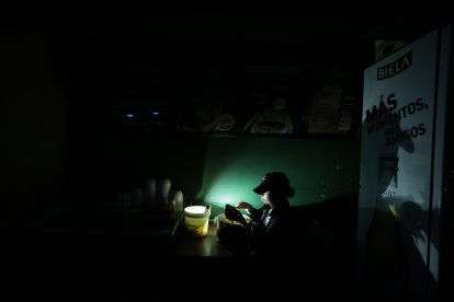 Por apagones, hogares y negocios sufren debido a la descomposición rápida de alimentos