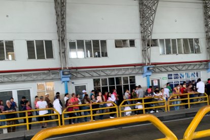 Extensas filas en el Terminal Metrobastión para obtener La Guayaca.