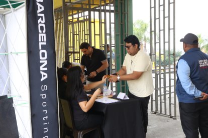 LLEGADA SOCIOS DE BARCELONA PARA LA ASAMBLEA EN EL ESTADIO MONUMENTAL.