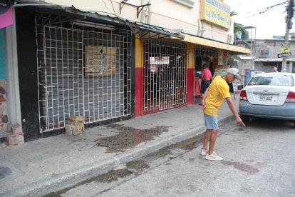 Un morador del sector señala dónde fue el asesinato.
