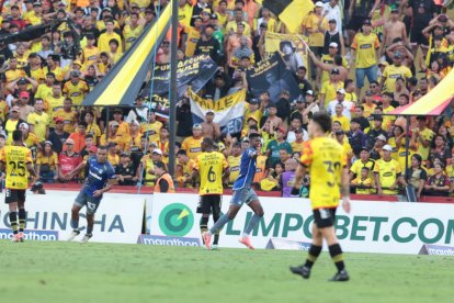 Washington Corozo celebra el 1-1 transitorio de Emelec sobre Barcelona en el Clásico del Astillero del domingo 20 de octubre.