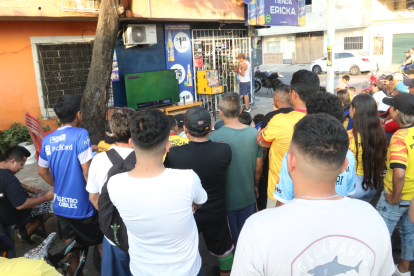 Hinchas disfrutando del Clásico del Astillero en Guayaquil.