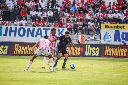 Lisandro Alzugaray (d) marcó el primer gol de los albos ante Técnico Universitario en Ambato