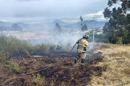 Se han registrado varios incendios forestales en zonas de Ambato.
