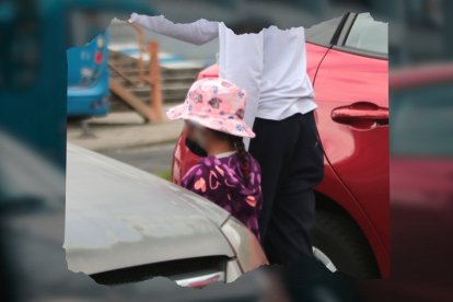 Los investigadores observaron que las niñas eran supervisadas por dos hombres, mientras vendían chupetes o pedían limosna.