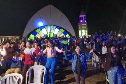 Los devotos de la Virgen del Pilar en Libertador Bolívar,  Santa Elena, celebraron a su patrona en su santuario.