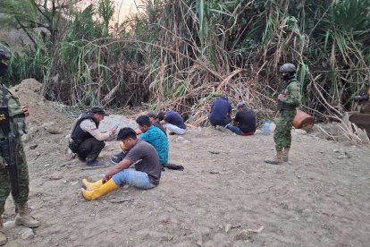 Los detenidos intentaron entorpecer el operativo militar.