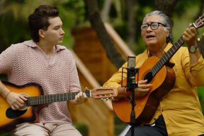 Jandino (i) junto a su padre Carlos Chiluiza (d) en el video que grabó por el Día del Padre.