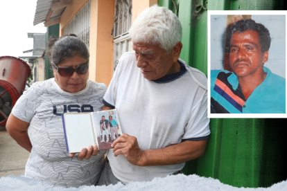 Familiares del ciudadano contemplaban una foto en vida de Félix, la mañana de este martes 22 de octubre.