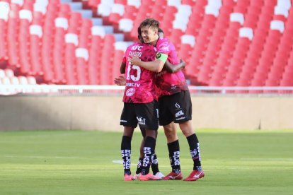 Michael Hoyos (d) festeja su gol en la victoria de Independiente del Valle ante Universidad Católica en la Copa Ecuador