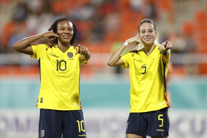 Jugadoras de Ecuador celebran uno de los cuatro goles en la victoria ante Nueva Zelanda en la Copa Mundial Femenina sub-17
