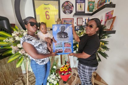 Angi Cabezas y Janaira Simisterra junto al altar dedicado al futbolista Roberto Cabezas.