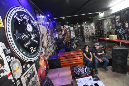 Kruger y Valeria ultiman detalles del cierre. Sus paredes, llenas de afiches de artistas visuales, parecen aún no entender del cese de operaciones.