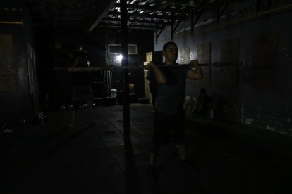 Los atletas entrenan en penumbra o en los exteriores de los gimnasios para evitar posibles accidentes.