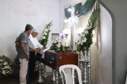 Este miércoles, familiares de Félix velaban su cadáver en la vivienda en donde residió, en el sur de Guayaquil.